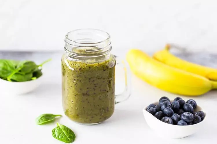 Blueberry and Spinach Superfood Green Smoothie