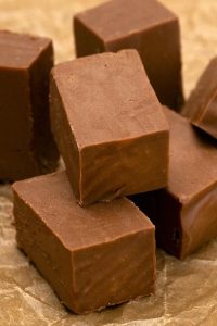 Keto fudge– Combine sugar-free chocolate chips and peanut butter.