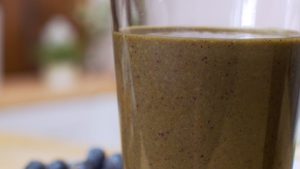Blueberry and Spinach Superfood Green Smoothie